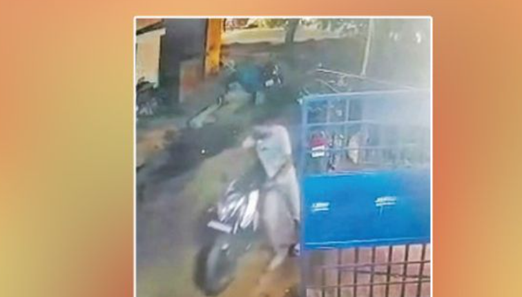 பகீர்... கடையில் நின்றிருந்த பைக்கை தள்ளிச் சென்ற திருடன்!