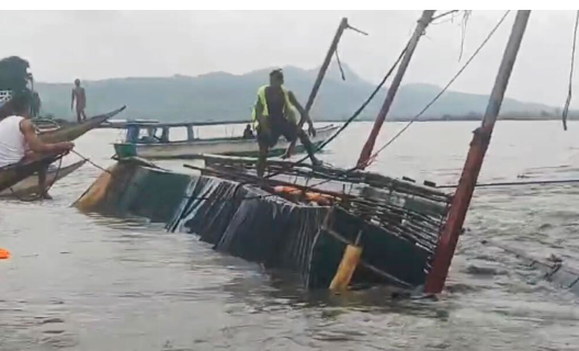 படகு கடலில் கவிழ்ந்து 40 பேர் பலி... 140 பேர் மாயம்!