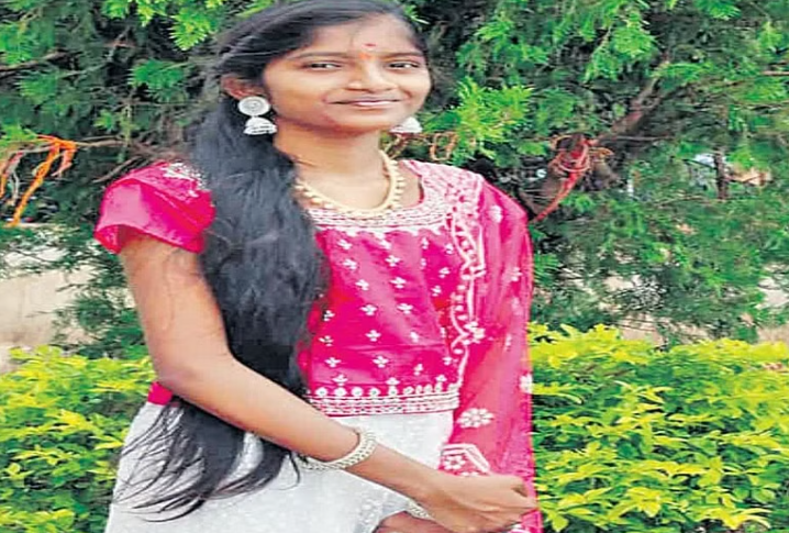 அதிர்ச்சி !! கல்லூரி மாணவி நடனம் ஆடிய போது சரிந்து மரணம்!!