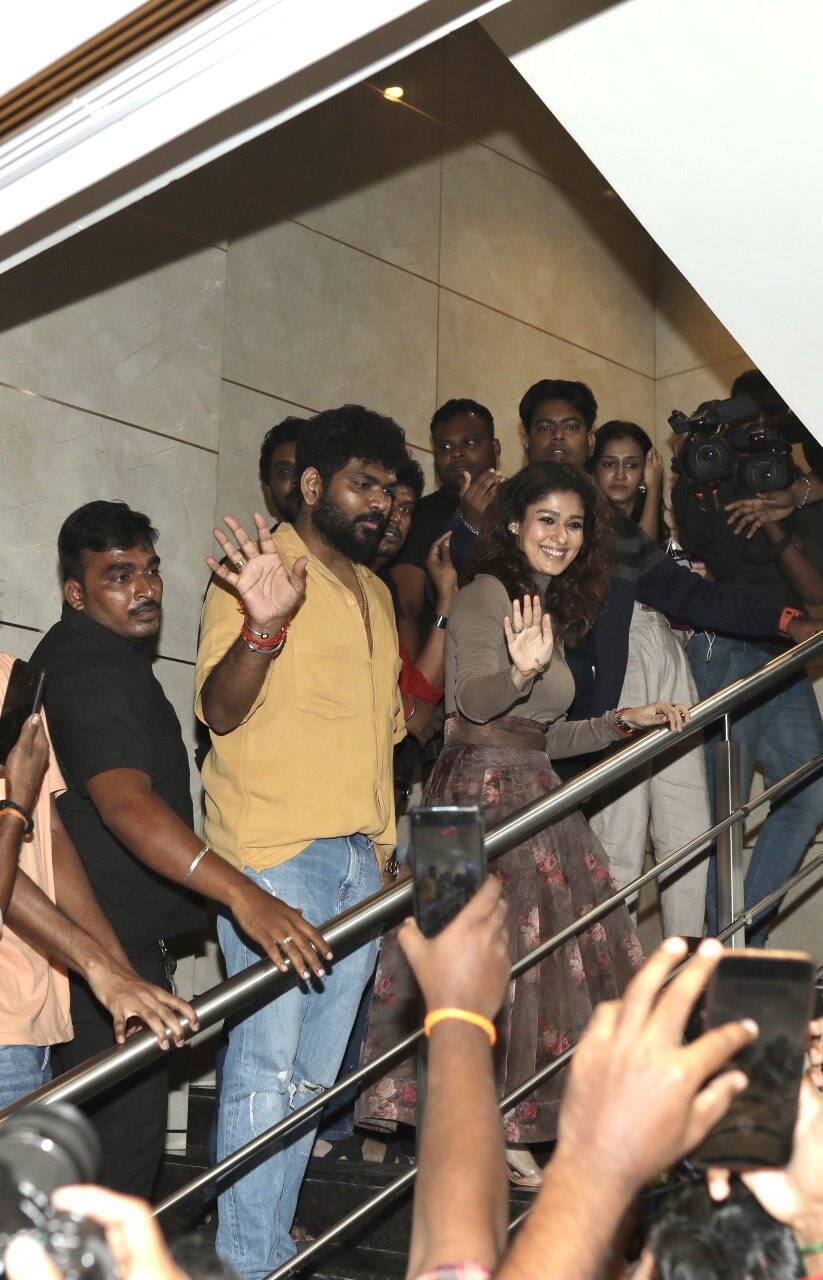 வீடியோ!! நயனுக்கு ‘ஐ லவ் யூ’ சொன்ன ரசிகர்கள் கூட்டம்!! கடுப்பில் விக்னேஷ் சிவன்!!