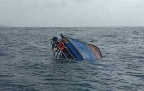 அதிர்ச்சி... நடுக்கடலில் படகு கவிழ்ந்து பெரும் விபத்து; 100 பேர் நீரில் மூழ்கி பலி... 26 பேர் மாயம்!