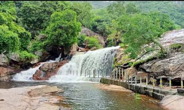 வெள்ளப்பெருக்கு... திருமூர்த்திமலை பஞ்சலிங்க அருவியில் குளிக்க தடை!