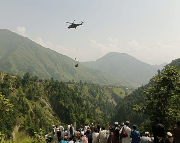 பகீர் வீடியோ... 1000 அடி உயரத்தில் உடைந்த கேபிள் கார்!! சிக்கிக் கொண்ட ஆசிரியர்கள், மாணவர்கள்!!
