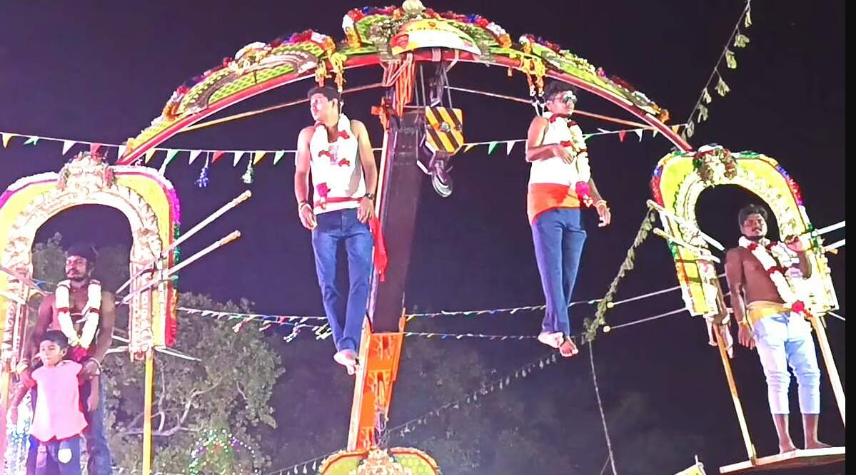 கோவில் திருவிழாவில் முதுகில் அலகு குத்தி கிரேனில் தொங்கிய படி வந்த பக்தர்கள்!