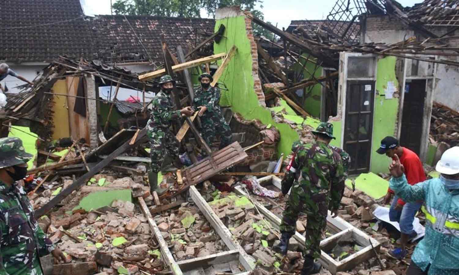 இந்தோனேசியாவில் பயங்கர நிலநடுக்கம்!! 46 பேர் பலி!! 300க்கும் மேற்பட்டோர் படுகாயம்!!