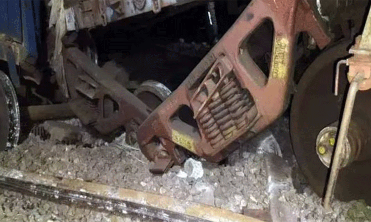 எக்ஸ்பிரஸ் ரயிலில் 3 பெட்டிகள் தடம் புரண்டு பரபரப்பு… பயணிகள் அலறல்…!