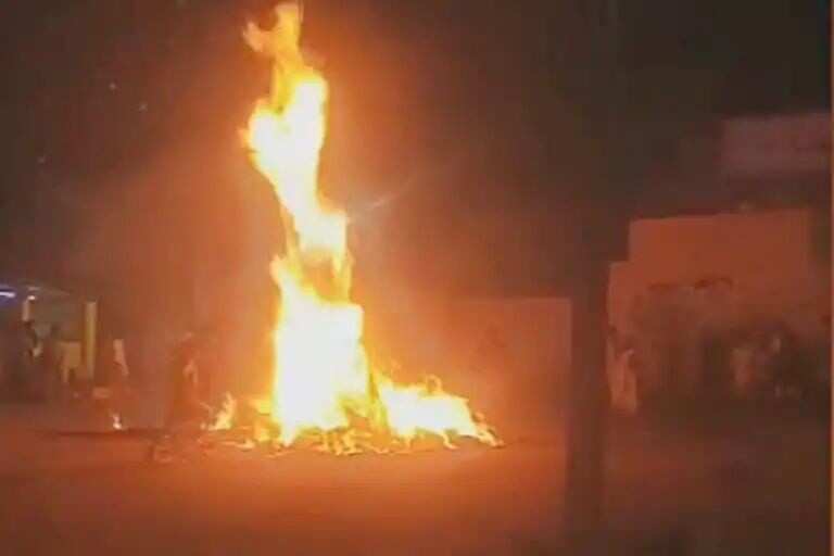 தலைக்கேறிய போதை!! தீயில் குதித்த நபர்!!