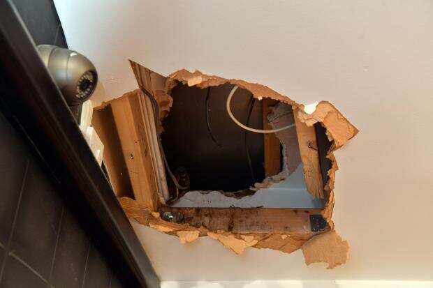 நகைக்கடை 18 கிலோ தங்கம் கொள்ளை:... சுவரில் துளையிட்டு மர்மநபர்கள் கைவரிசை!