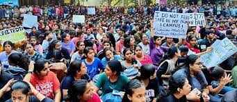 பகீர்... கல்லூரிக்குள் மாணவியை முத்தமிட்டு, ஆடைகளை கலைத்து வீடியோ பதிவு... மாணவர்கள் தொடர் போராட்டம்!