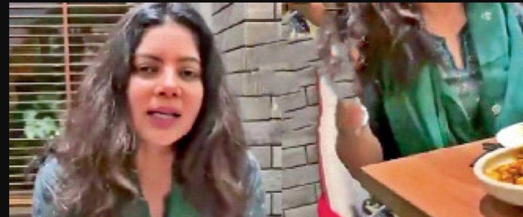 பிரபல ஹோட்டலில் கால் மேல் கால் போட்டு சாப்பிட பெண்ணுக்குத் தடை!