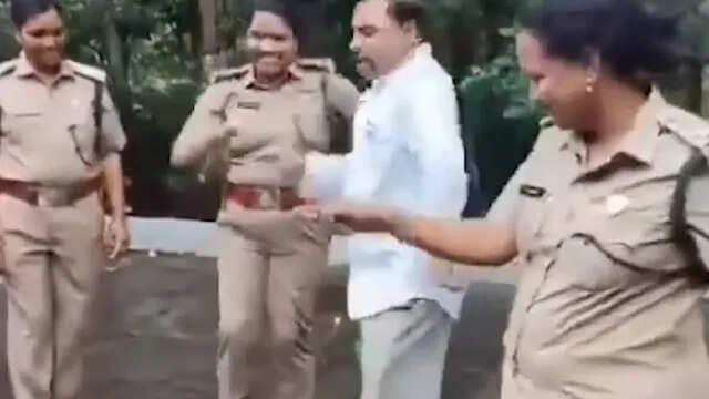 சுதந்திர தினத்தன்று சினிமா பாடலுக்கு நடனம் - வனத்துறை அதிகாரிகள் செயலுக்கு விமர்சனம்!
