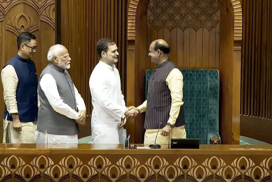 மக்களவை சபாநாயகராக ஓம் பிர்லா தேர்வு... இருக்கைக்கு அழைத்துச் சென்று அமர வைத்த மோடி, ராகுல்!