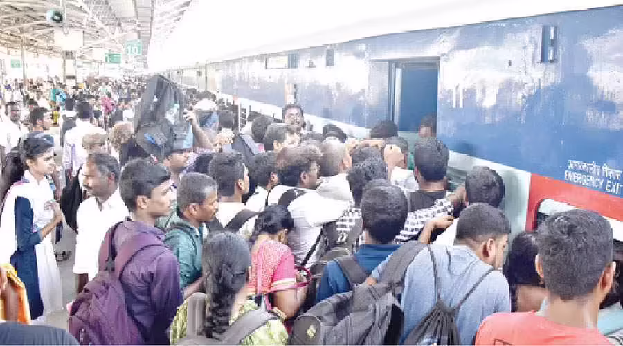 ரயில் நிலையங்களில் கூட்டம்