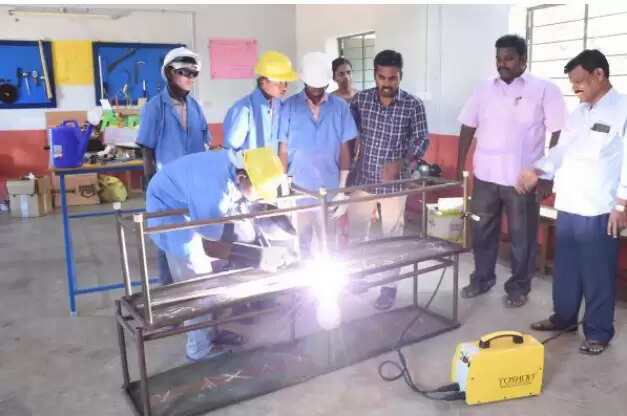 அதிர்ச்சி!! 11ம் வகுப்பிற்கான தொழிற்கல்வி பாடப்பிரிவுகள் நிறுத்தம்!!