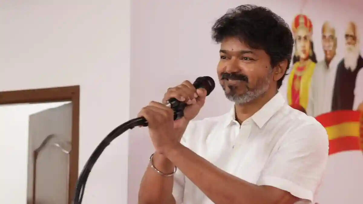 மக்களிடம் செல், மக்களோடு வாழ்,... அறிஞர் அண்ணா வழியில் த.வெ.க தலைவர் விஜய் !