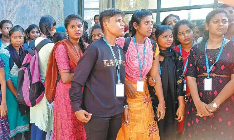 கல்லூரி மாணவிகள் போராட்டம்!! ஆவடியில் பரபரப்பு!!