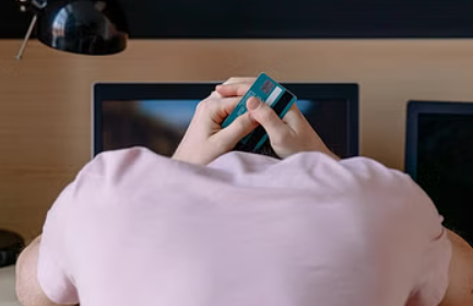 பிரபல பாலிவுட் நடிகர் வங்கிக்கணக்கில் ரூ77000 அபேஸ்... ஆன்லைனில் மருத்துவரை தேடிய போது விபரீதம்!