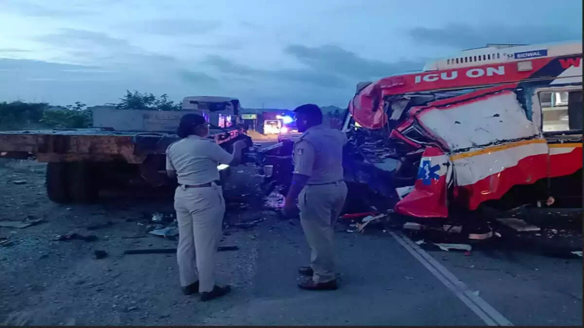 லாரி மீது மோதிய ஆம்புலன்ஸ்.. 3 பேர் உடல் நசுங்கி பலியான சோகம்!