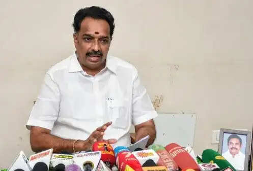 வருமான வரித்துறை முன்னாள் அமைச்சர் எம்.ஆர். விஜயபாஸ்கருக்கு சம்மன்!