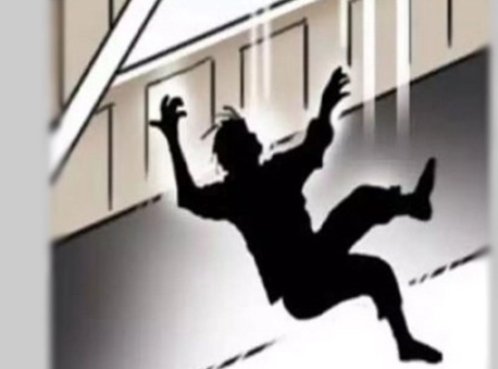 என்ஐடி மாணவர் விடுதி மாடியிலிருந்து குதித்து தற்கொலை.... கதறும் பெற்றோர்!