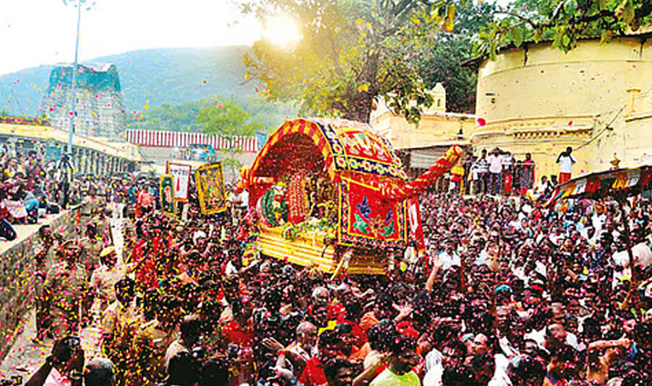 இன்று தங்கப் பல்லக்கில் மதுரை புறப்படுகிறார் கள்ளழகர்: கள்ளர் வேடம் பூண்டு வரும் கருப்பண்ணசாமி... வைகையாற்றில் இறங்கும் திருவிழா!