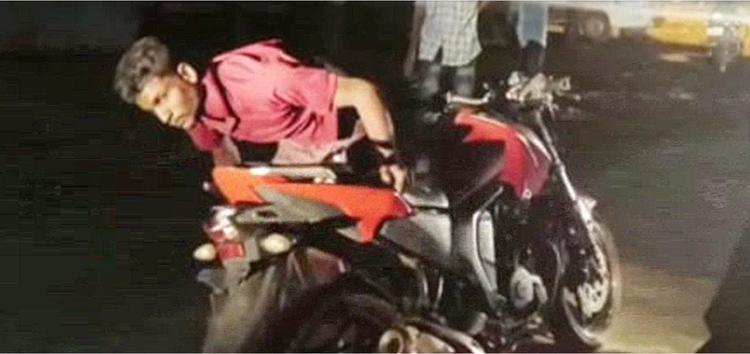 அவலம்!! நட்ட நடுரோட்டில் பைக்கை நிறுத்திவிட்டு அங்கேயே உறங்கிய எஞ்சினியர் பட்டதாரி!!