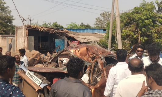 கோர விபத்து... வீட்டின் மீது கார் மோதி 5 மருத்துவ மாணவர்கள் உட்பட 6 பேர் பலி!