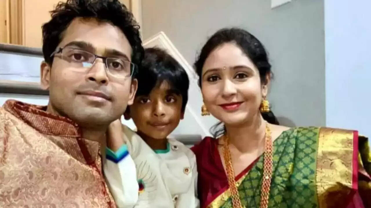 பயங்கரம்.... மனைவி, மகனை சுட்டு கொலை செய்து இன்ஞினியர் தற்கொலை!!