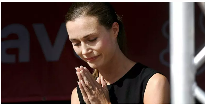 கதறி அழுது கண்ணீர் வடிக்கும் பிரதமர்!! வைரலாகும் சர்ச்சை போட்டோ!!