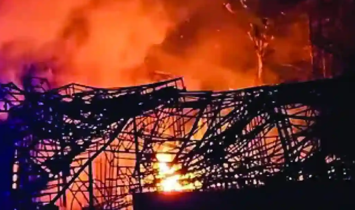 பட்டாசுக் கடையில் திடீர் தீவிபத்து... 12 பேர் பலி!