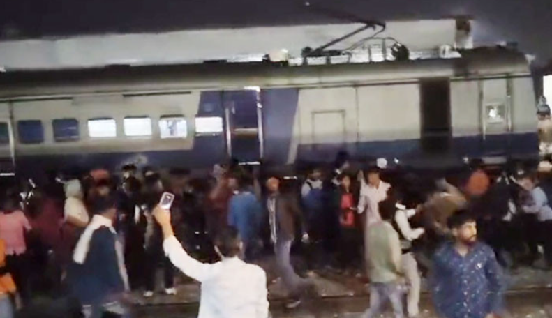 ரயில் மீது கல்வீச்சு... பயணிகள் ஆத்திரம்... அதிர்ச்சி வீடியோ.... !!