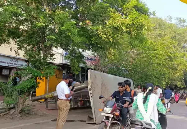 சரிந்து விழுந்த நிழற்குடை !! 4 பெண்கள் படுகாயம்!!