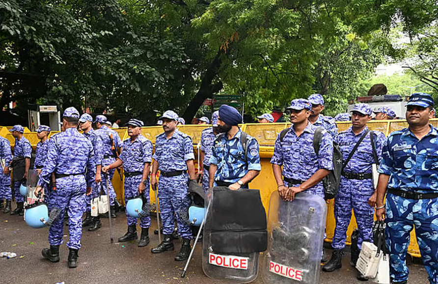 தீவிரமடையும் போராட்டம்... டெல்லியில் கூடுதல் படைகள் குவிகிறதால் பதற்றம் பலமடங்கு அதிகரிப்பு!
