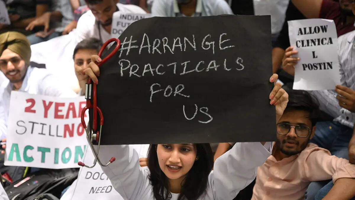 மருத்துவ மாணவர்கள் டெல்லியில் ஆர்ப்பாட்டம்! சீனா அனுமதிக்காததால் மத்திய அரசுக்கு கோரிக்கை!