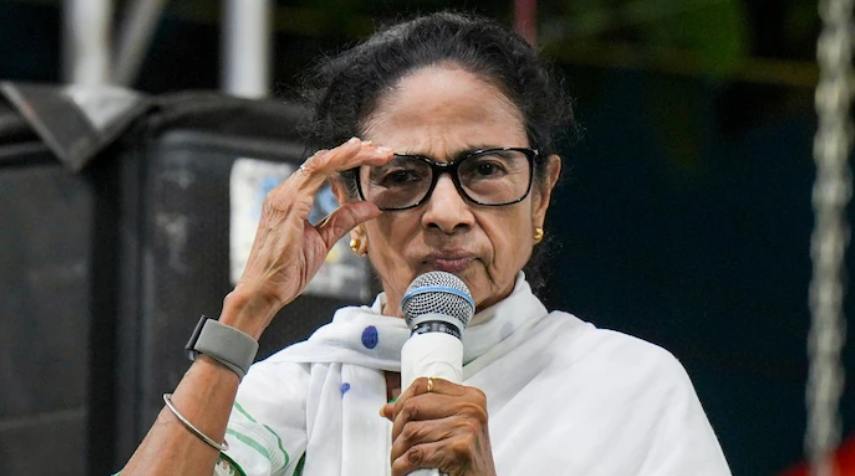 மம்தாவுக்கு இறுகும் சட்டச் சிக்கல்... சாதி ரீதியான இழிவு புகாரில் SC/ST ஆணையம் நோட்டீஸ்!