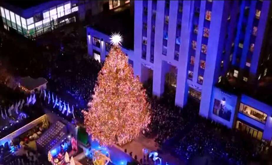 7 மாடி உயரத்திற்கு பிரம்மாண்ட கிறிஸ்துமஸ் மரம்... நியூயார்க்கில் களைகட்டும் கிறிஸ்துமஸ் கொண்டாட்டம்!