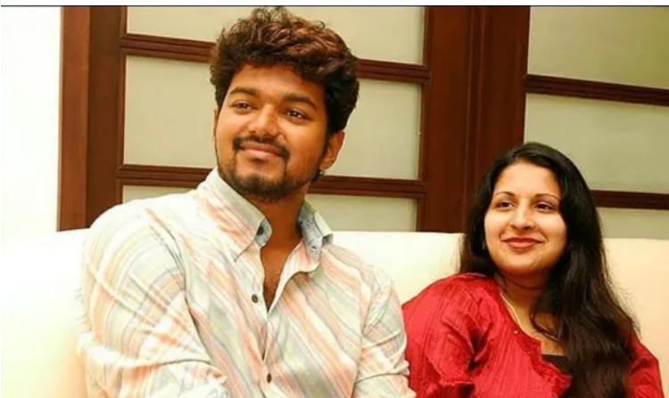 நீதிமன்றத்தில் பரபரப்பு... முதலமைச்சர் விஜய் தரப்பு கோரிக்கையைத் தள்ளுபடி செய்து பிற்பகலுக்கு ஒத்தி வைக்கப்பட்ட விவாகரத்து வழக்கு!