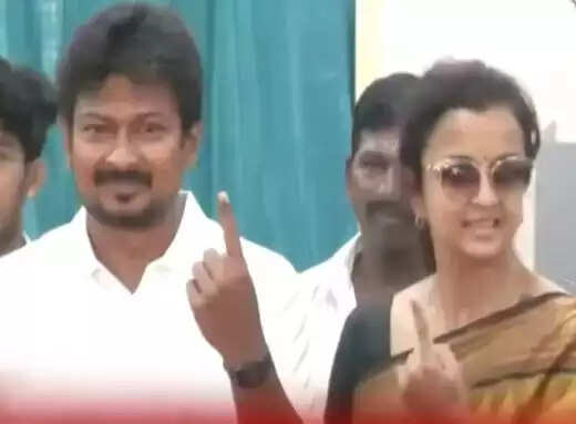 உதயநிதி ஸ்டாலின் மனைவியுடன் வரிசையில் காத்திருந்து வாக்குப்பதிவு!