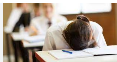 கொடூரத்தின் உச்சம்!! பள்ளி மாணவனுக்கு செருப்பு மாலை அணிவித்த ஆசிரியை!!