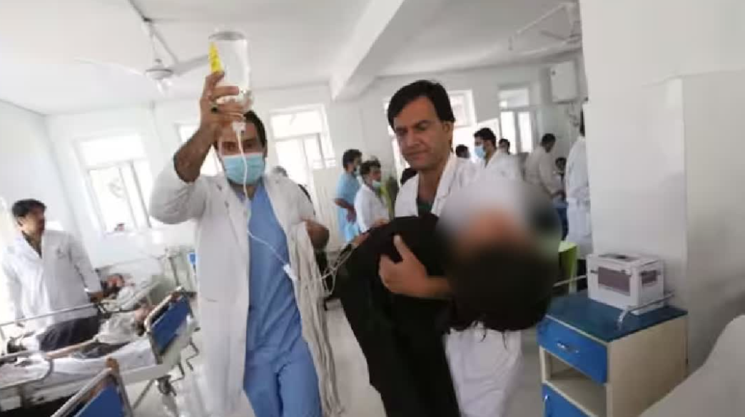 அதிர்ச்சி!! 80 மாணவிகள் மருத்துவமனையில் அனுமதி!! பள்ளிகளில் சிறுமிகள் மீது விஷத் தாக்குதல்!!