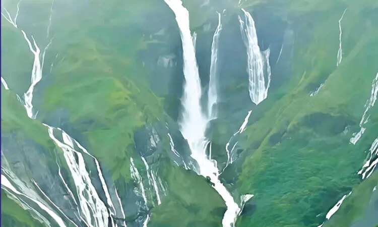 தொடர் மழையால், மலையில் தோன்றிய திடீர் அருவிகள்... சுற்றுலா பயணிகள் உற்சாகம்!