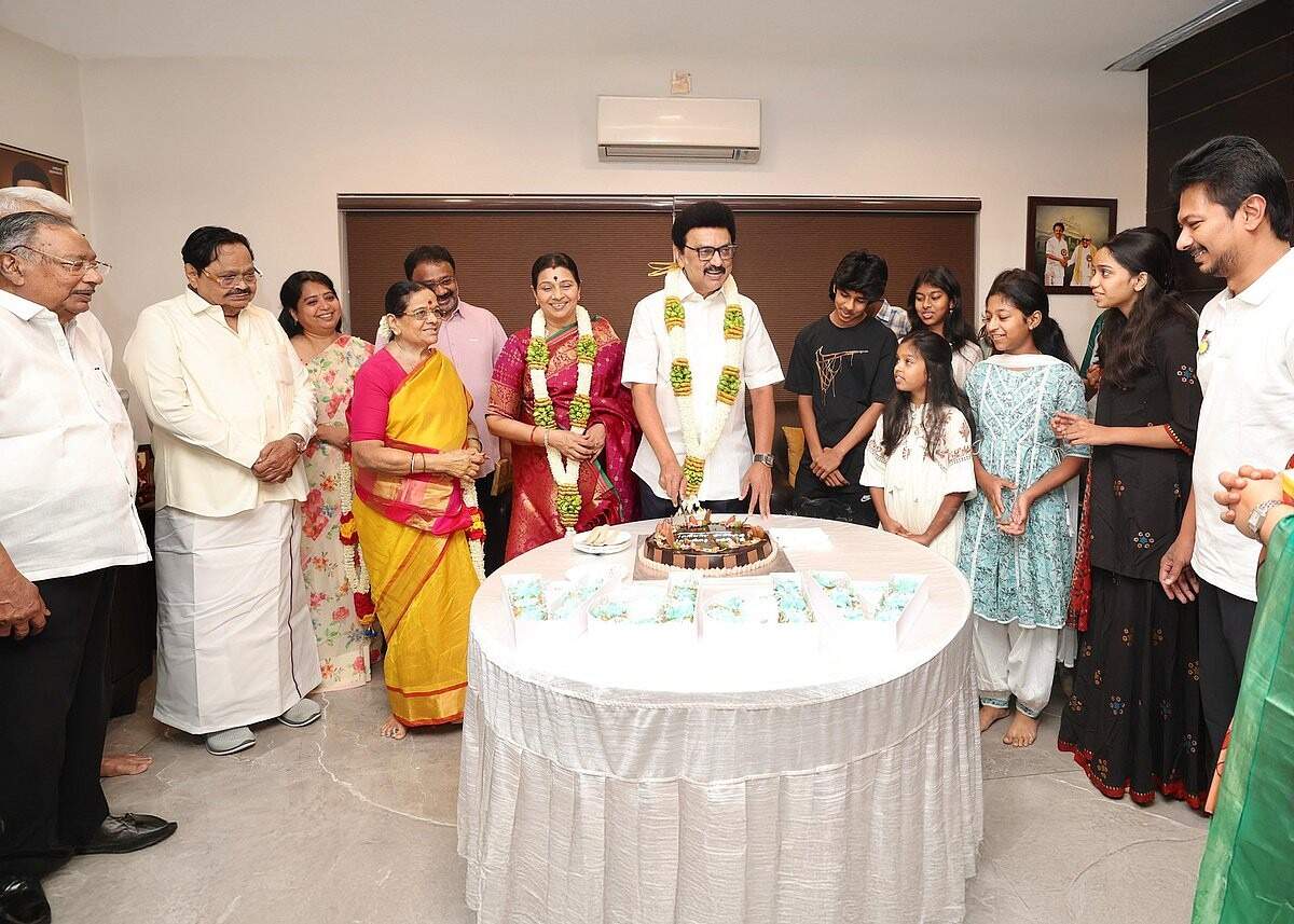 குடும்பத்தினருடன் கேக் வெட்டி பிறந்த நாளைக் கொண்டாடிய முதல்வர் ஸ்டாலின்!