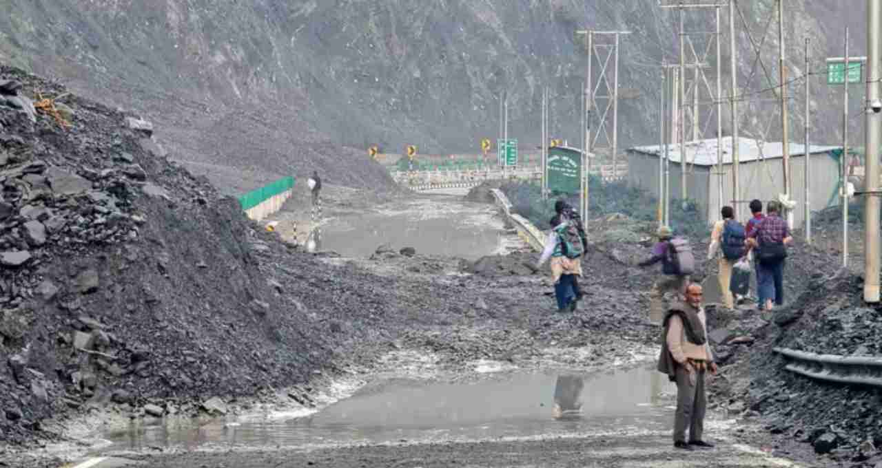 சிக்கிமில் பயங்கர நிலச்சரிவு... 4 பேர் பலி, 3 பேர் மாயம்!