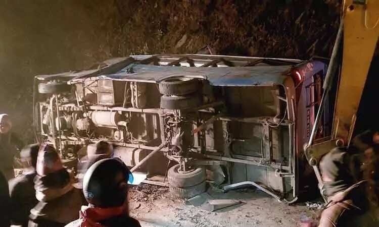 தலைக்குப்புற கவிழ்ந்த பேருந்து!! 17 பேர் பலியான சோகம்.!