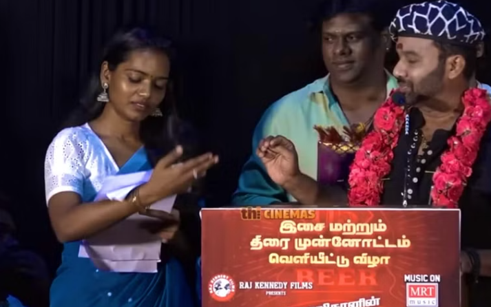 மேடையில் தொகுப்பாளினிக்கு மாலை போட்ட பிரபல நடிகர்!! அதிர்ச்சி வீடியோ!!