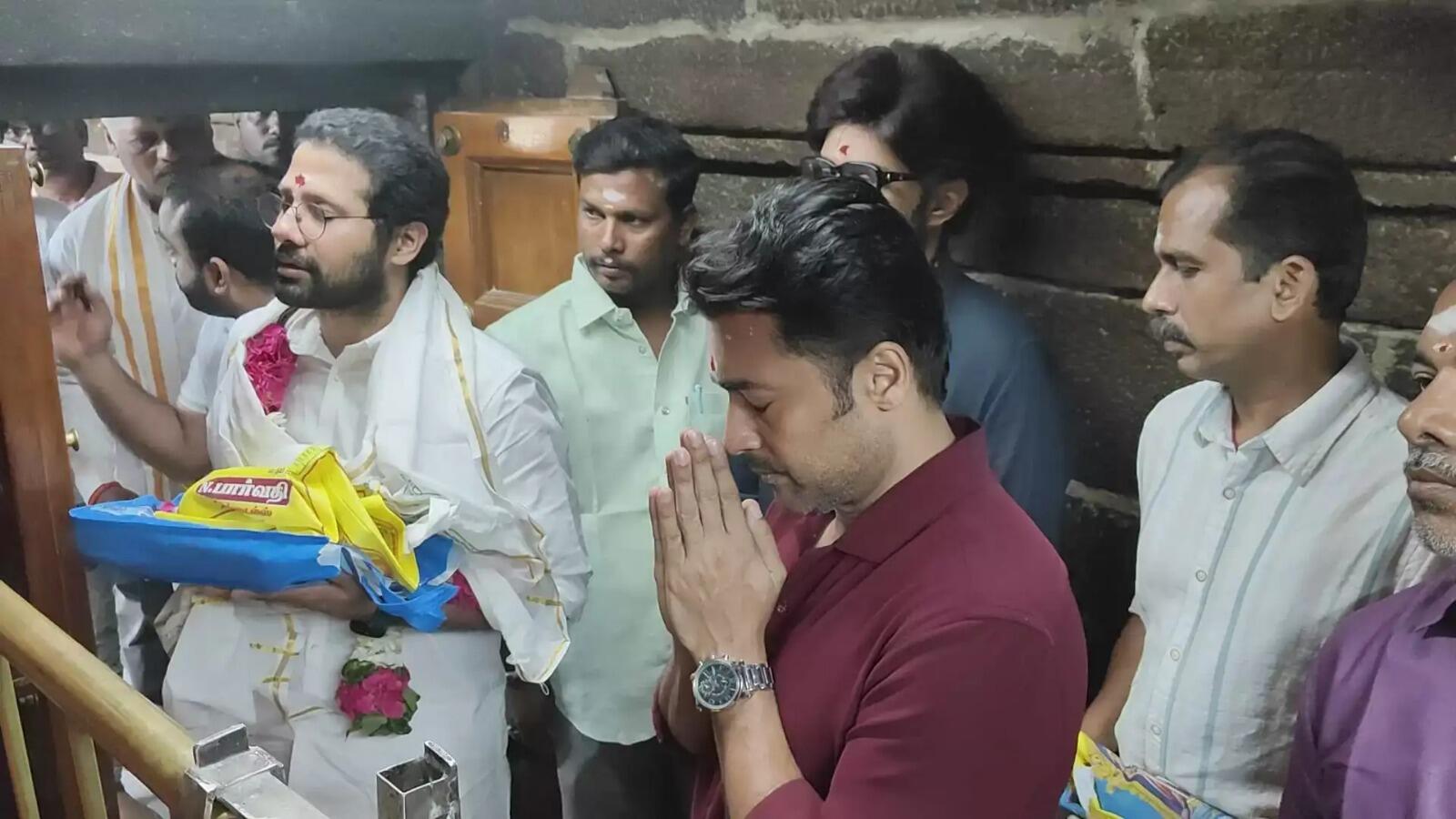 பழனியில் சூர்யா சாமி தரிசனம்... படத்தின் கதை புத்தகத்தை வைத்து வேண்டுதல்!