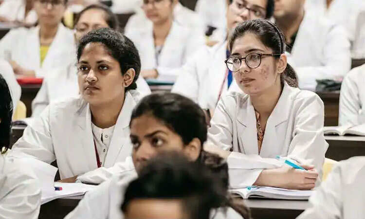 அதிர்ச்சி!! மருத்துவ கல்லூரி மாணவிகள் 8 பேருக்கு கொரோனா!! பெற்றோர்களே உஷார்!!!