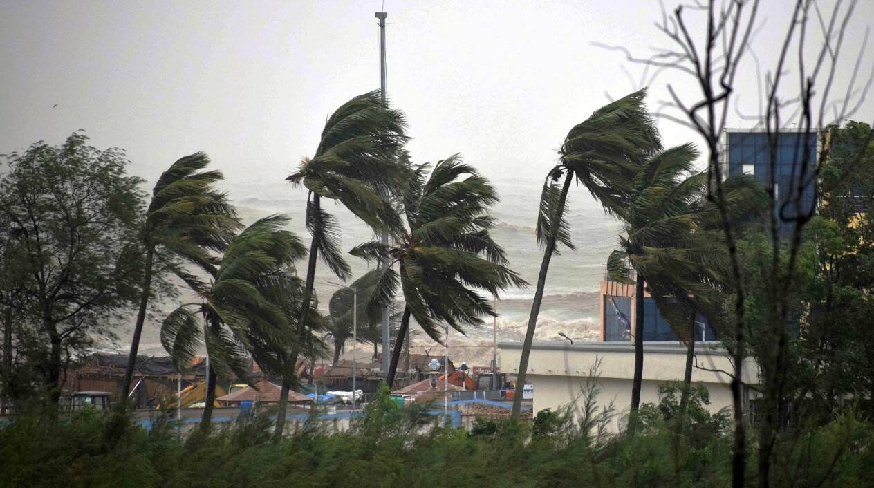 நாளை தமிழகத்திற்கு எச்சரிக்கை!! வீட்டை விட்டு வெளியே வராதீங்க!!