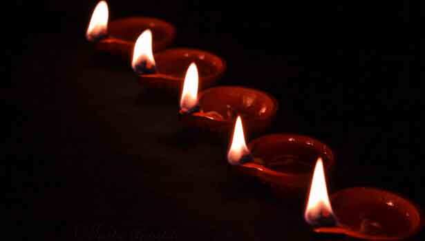 கார்த்திகை தீபம்... வீட்டில் இந்த இடத்தில் விளக்கேற்ற மறக்காதீங்க... முன் வினை பாவங்கள் தீரும்... செல்வம் நிலைக்கும்!