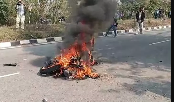 அஸ்ஸாமில் தீக்கிரையாக்கப்பட்ட வாகனங்கள் , வீடுகள்... ஒருவர் பலி, இணைய சேவை துண்டிப்பு!